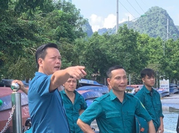Đồng chí Bí thư Đảng ủy xã trực tiếp kiểm tra, chỉ đạo khắc phục sự cố ngập úng do ảnh hưởng của cơn bão số 10