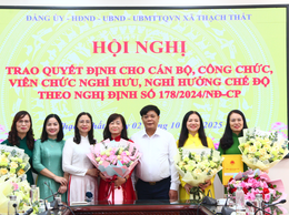 Xã Thạch Thất trao quyết định cho cán bộ, công chức, viên chức nghỉ hưu, nghỉ hưởng chế độ theo Nghị định số 178/2024/NĐ-CP.