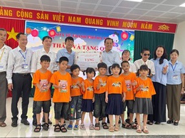 Phó Giám đốc Sở Y tế Hà Nội Đinh Hồng Phong thăm và tặng quà trung thu cho trẻ em khuyết tật