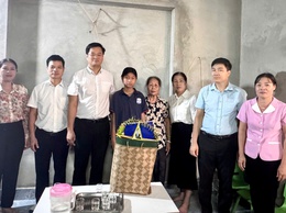 Hát Môn thăm và tặng quà các cháu thiếu nhi có hoàn cảnh đặc biệt khó khăn nhân dịp tết Trung thu 2025