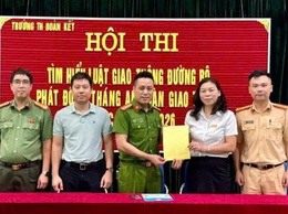 Tuyên truyền an toàn giao thông cho học sinh trường Tiểu học Đoàn Kết