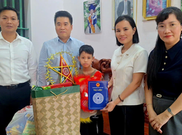 Chủ tịch UBND xã Hát Môn thăm, tặng quà các cháu có hoàn cảnh khó khăn nhân dịp tết Trung thu