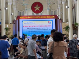 Thanh niên Đống Đa hỗ trợ công tác khám, kiểm tra sức khoẻ định kỳ cho các cán bộ Lão thành cách mạng, cán bộ Tiền khởi nghĩa, cán bộ hưu diện Ban Thường vụ Thành ủy quản lý