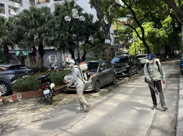 Trạm Y tế phường Hà Đông triển khai tổng vệ sinh môi trường, phun hóa chất khử trùng tiêu độc môi trường sau mưa lũ