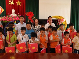 Tặng 27 suất quà Trung thu cho lớp học tình thương