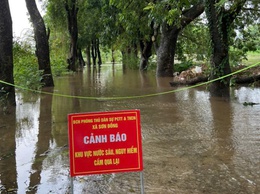 Thông báo: Cầu Yên Thái ngập sâu, người và các phương tiện chấp hành sự điều tiết của lực lượng chức năng