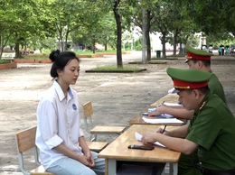 Công an xã Mỹ Đức kiểm tra, xử lý học sinh vi phạm về trật tự an toàn giao thông