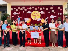 Sơn Tây tặng quà các cháu thiếu nhi dịp Tết Trung thu