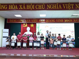 Thường Tín trao tặng quà cho 94 trẻ có hoàn cảnh khó khăn nhân dịp Tết Trung thu 2025