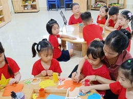 HOẠT ĐỘNG STEM “BÉ LÀM ĐÈN TRUNG THU” CỦA LỚP MẪU GIÁO LỚN MẦM NON YÊN MỸ