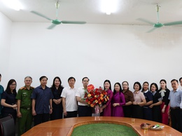 Các đồng chí lãnh đạo Đảng ủy, HĐND, UBND, Ủy ban MTTQ Việt Nam xã Phú Nghĩa chúc mừng Hội Phụ nữ xã nhân dịp kỷ niệm 95 năm ngày thành lập Hội LHPN Việt Nam 20/10