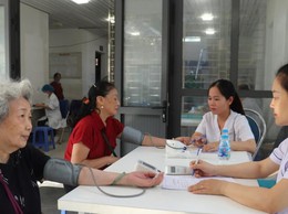 Gần 1.000 người cao tuổi phường Định Công được khám sức khỏe miễn phí