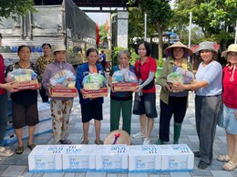 Người dân xã Dương Hoà sẻ chia cùng bà con vùng bão lũ