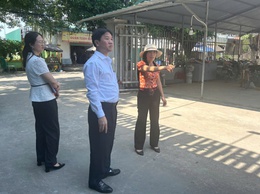 Đồng chí Bí thư Đảng ủy, Chủ tịch HĐND xã làm việc tại thôn Yên Mỹ