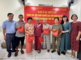 Phường Bạch Mai tổ chức khám, chăm sóc sức khỏe cho 1.300 người cao tuổi nhân dịp kỷ niệm Ngày Quốc tế Người cao tuổi (01/10) năm 2025