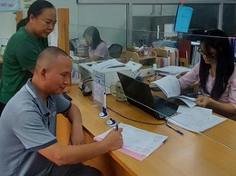 Phòng giao dịch NHCSXH Thanh Oai giải ngân cho khách hàng đầu tiên vay vốn phục vụ học tập