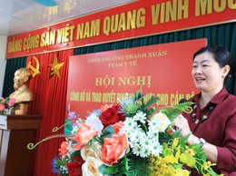 Phường Thanh Xuân tổ chức hội nghị công bố và trao quyết định nghỉ hưu cho cán bộ Trạm Y tế phường
