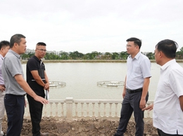 Đồng chí Chủ tịch UBND xã kiểm tra hiện trường các dự án đang thi công trên địa bàn xã Gia Lâm