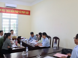 Đồng chí Bí thư Đảng uỷ, Chủ tịch HĐND xã tiếp công dân định kỳ