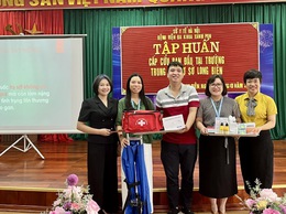 Tập huấn cấp cứu ban đầu cho cán bộ y tế và giáo viên trường THCS Long Biên