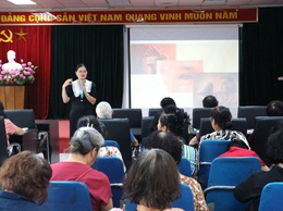 Trạm Y tế phường Hai Bà Trưng tổ chức truyền thông, phổ biến kiến thức cơ bản về chăm sóc sức khoẻ người cao tuổi, hướng dẫn kỹ năng phòng bệnh và dinh dưỡng cho người cao tuổi.