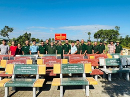 Hội CCB xã Thư Lâm bàn giao ghế đá quanh hồ điều hòa - Theo mô hình dân vận khéo năm 2025.