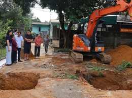 Đồng chí Phó Bí thư Thường trực Đảng ủy xã Đoài Phương kiểm tra tiến độ xây, sửa nhà 