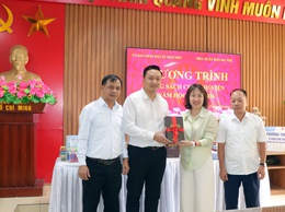 Nhà xuất bản Hà Nội: tặng hơn 700 đầu sách cho thư viện Trường Tiểu học Hoàng Văn Thụ và Trường Tiểu học Hữu Văn
