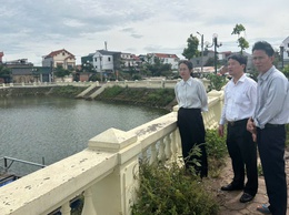 Đồng chí Bí thư Đảng ủy, Chủ tịch HĐND xã khảo sát, làm việc tại thôn Chi Đông