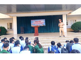 Công an Xã Yên Xuân phối hợp với Đội giao thông số 11, phòng CSGT CATP Hà Nội tuyên truyền An toàn giao thông cho Thầy, Cô giáo và Học sinh trường THPT Bắc Lương Sơn