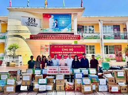Đoàn số 2 Đảng uỷ - HĐND – UBND – UB MTTQ xã Hoài Đức tặng quà các trường học và nhân dân xã Bố Hạ, tỉnh Bắc Ninh bị ảnh hưởng nặng nề sau cơn bão số 10 và 11.