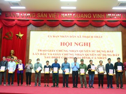 Xã Thạch Thất trao 130 Giấy chứng nhận quyền sử dụng đất cho các hộ dân trên địa bàn.