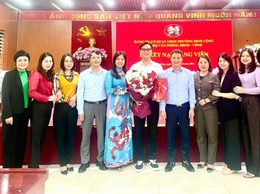 Chi bộ Văn phòng HĐND-UBND phường Định Công tổ chức Lễ kết nạp Đảng viên mới