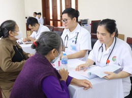 BVĐK Ba Vì thăm khám, cấp thuốc miễn phí cho người cao tuổi xã Vật Lại