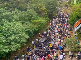 UBND xã triển khai công tác đảm bảo ATGT trên tuyến đường lên Vườn quốc gia Ba Vì phục vụ mùa hoa dã quỳ