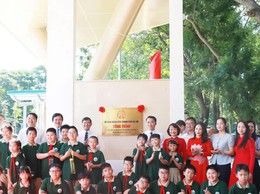 Đảng ủy - HĐND - UBND - Ủy ban MTTQ Việt Nam phường Yên Sở tổ chức Gắn biển công trình cho hai dự án giáo dục trọng điểm