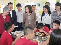 Phó Chủ tịch UBND TP Hà Nội Vũ Thu Hà kiểm tra đột xuất công tác thí điểm tổ chức bữa ăn bán trú cho học sinh