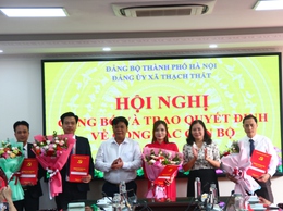 Đảng ủy xã Thạch Thất: Công bố và trao Quyết định về công tác cán bộ