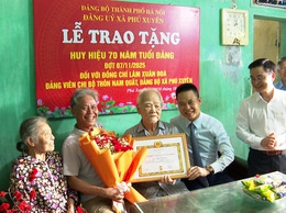 Đồng chí Bí thư Đảng ủy xã Phú Xuyên trao Huy hiệu 70 năm tuổi Đảng cho đảng viên cao tuổi
