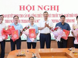 An Khánh trao Quyết định cho cán bộ, công chức nghỉ hưu trước tuổi, nghỉ thôi việc theo Nghị định số 178 của Chính phủ