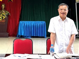 Đồng chí Hồ Trung Nghĩa Phó Bí thư Đảng uỷ, Chủ tịch UBND xã dự sinh hoạt chi bộ tại chi bộ thôn Đồng Nhân
