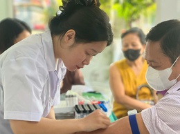 Khám sức khỏe cho gần 1000 người cao tuổi xã Ô Điên