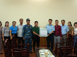 Lãnh đạo xã Thanh Oai động viên lực lượng quân đội giúp Nhân dân thu hoạch lúa mùa