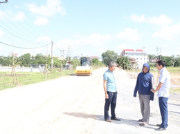 Công dân Nguyễn Văn Hồng, Thôn Trung tự nguyện hỗ trợ kinh phí tuyến đường Thượng Vực đi Hòa Chính 150 triệu đồng.