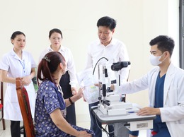 Phó Chủ tịch UBND xã Quang Minh Phạm Anh Tuấn thăm, kiểm tra, động viên công tác khám sức khỏe nhân dân năm 2025