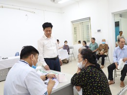 Phó Chủ tịch UBND xã Quang Minh Phạm Anh Tuấn kiểm tra, động viên công tác khám sức khỏe toàn dân 