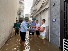 Phường Xuân Phương kịp thời cứu trợ các hộ dân bị ngập úng do cơn bão số 10.