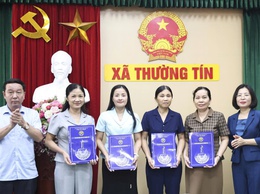UBND xã Thường Tín trao quyết định điều động và bổ nhiệm và bổ nhiệm lại các chức vụ quản lý các trường mầm non, tiểu học công lập trực thuộc xã.