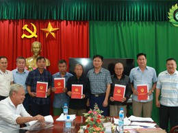 Xã Phú Cát trao Giấy chứng nhận quyền sử dụng đất (QSDĐ) chỉnh lý sau dồn điền đổi thửa