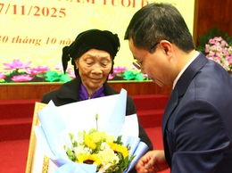 Xã Thạch Thất: Trao tặng Huy hiệu Đảng và tri ân những cống hiến son sắt của đảng viên lão thành